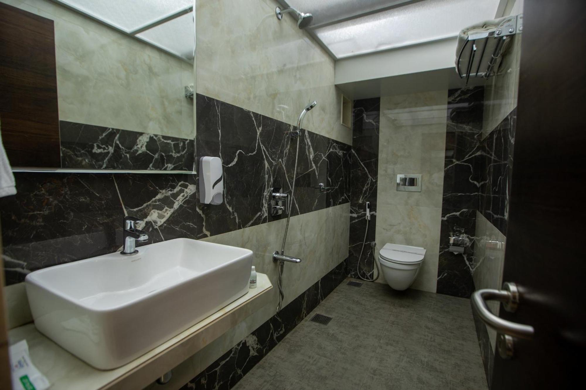 Hotel Naaz Executive Mumbai Exterior photo